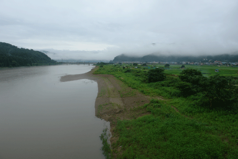 秋田-2-朝靄-川のある風景－