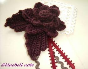紫のお花の手編みのコサージュ