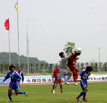 01 Aug 07 - Osumi NIFS on the defensive against Honda Lock