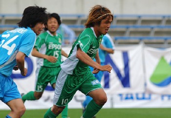 03 Jun 07 - Veteran Yamaga midfielder Koji Ako on the attack against NUM