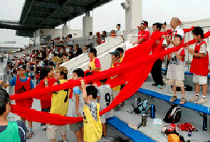 09 Dec 05 - Long-suffering Mitsubishi Mizushima fans cheer on the lads