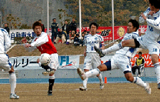 09 Dec 05 - Kentaro Tsuchiya gets in a shot against Sagawa Kyubin Tokyo