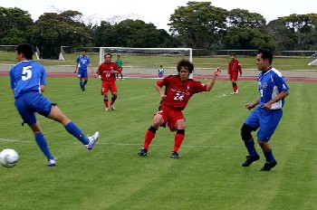 10 Apr 07 - Kaiho Bank in blue, heading for defeat at Honda Lock