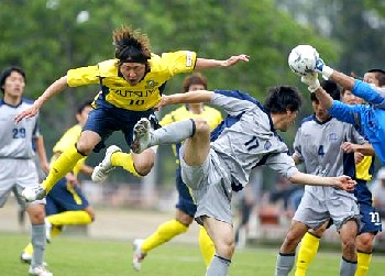 14 May 06 - Cowabunga - grey-shirted Nippon Steel Oita on the way to defeat aginst New Wave