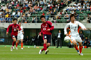 30 Apr 06 - Hideyuki Nakakawa in action for Fagiano Okayama v Renofa Yamaguchi