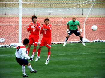 31 Mar 07 - Tomohiro Kato hits a free kick for FC Kariya