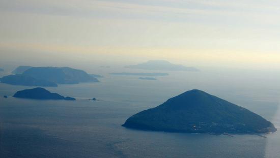 かたの島　手前右が利島　後ろが式根島 神津島　左奥が新島