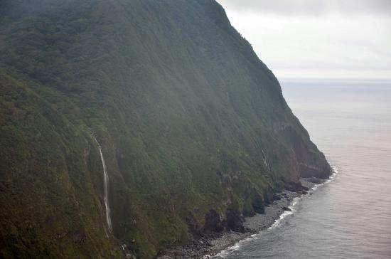 御蔵島　黒潮にあらわれる海蝕崖