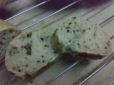 柿酵母の黒ゴマチーズパン