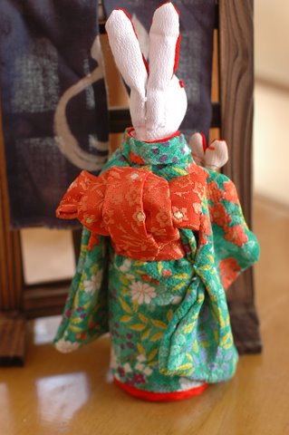 ちりめんの小物たち：手作り ちりめん人形□うさぎ人形を抱いたうさぎ