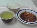 今日の昼飯。喰いたい物が無かったので…ちょっとだけ豪勢に。鯖の味噌煮２００円、御飯８０円。お茶プライスレス（ぇ）。以上っ！（ぁ
