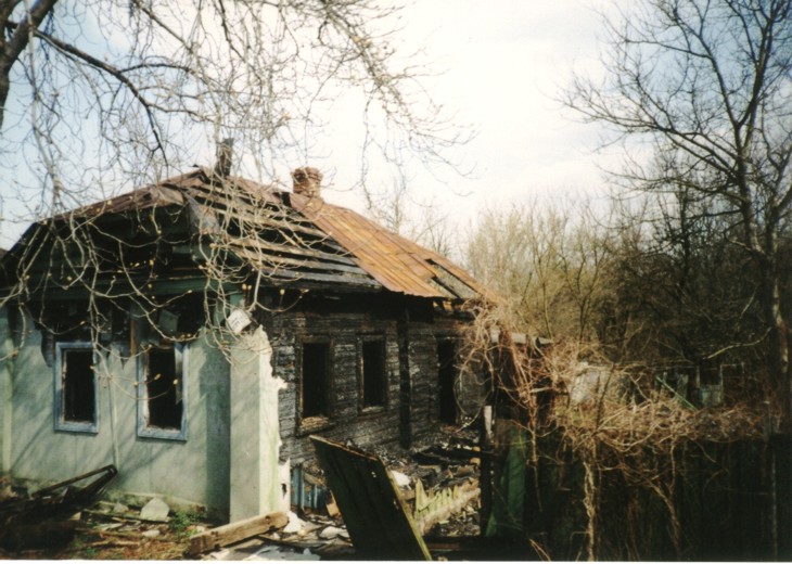Abandoned_village_near_Chernobyl.jpg