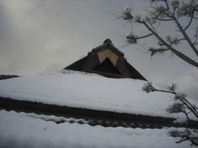 屋根にはなお雪が
