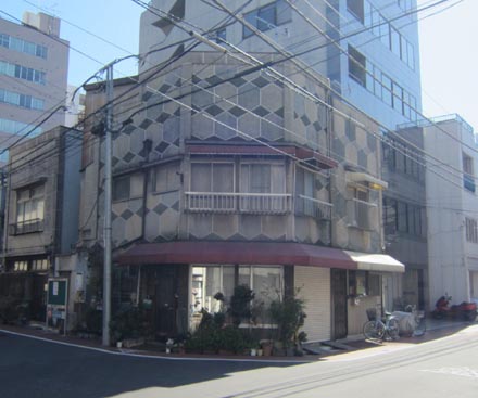 東上野3-2　六角形模様の店舗