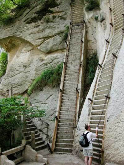 中国の華山にある恐ろしい階段